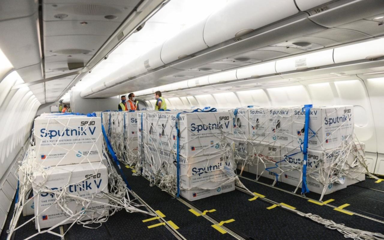 Llegó a Ezeiza el vuelo con 330 mil vacunas Sputnik V: se aplicarán a mayores de 70 años
