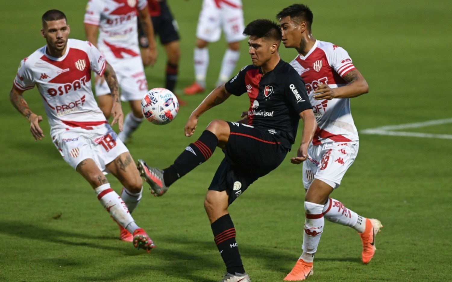 El Mono Burgos debutó en Newell's con un empate sin goles ante Unión
