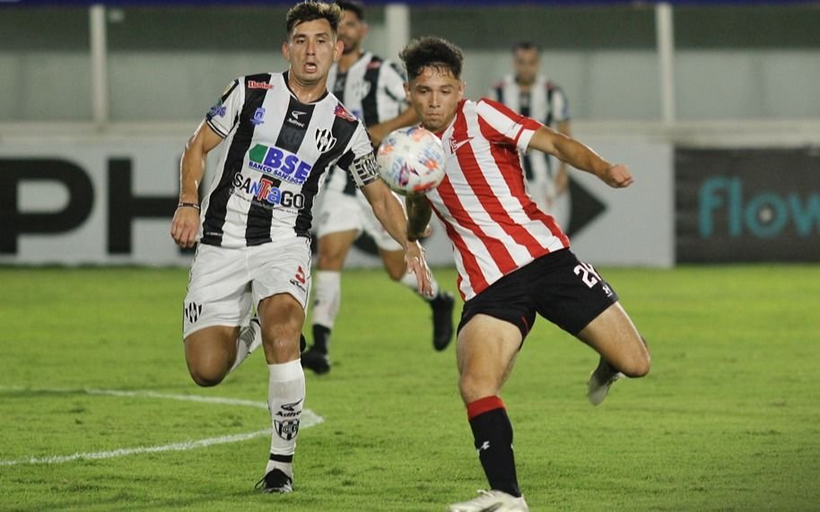 En un partido discreto, Estudiantes empató en Santiago: no jugó bien pero mereció un poco más