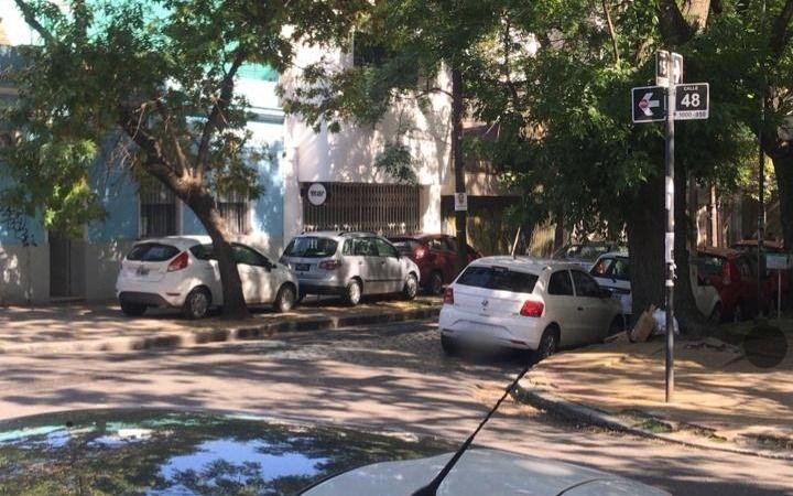 La vereda como playa de estacionamiento en una zona de escuelas