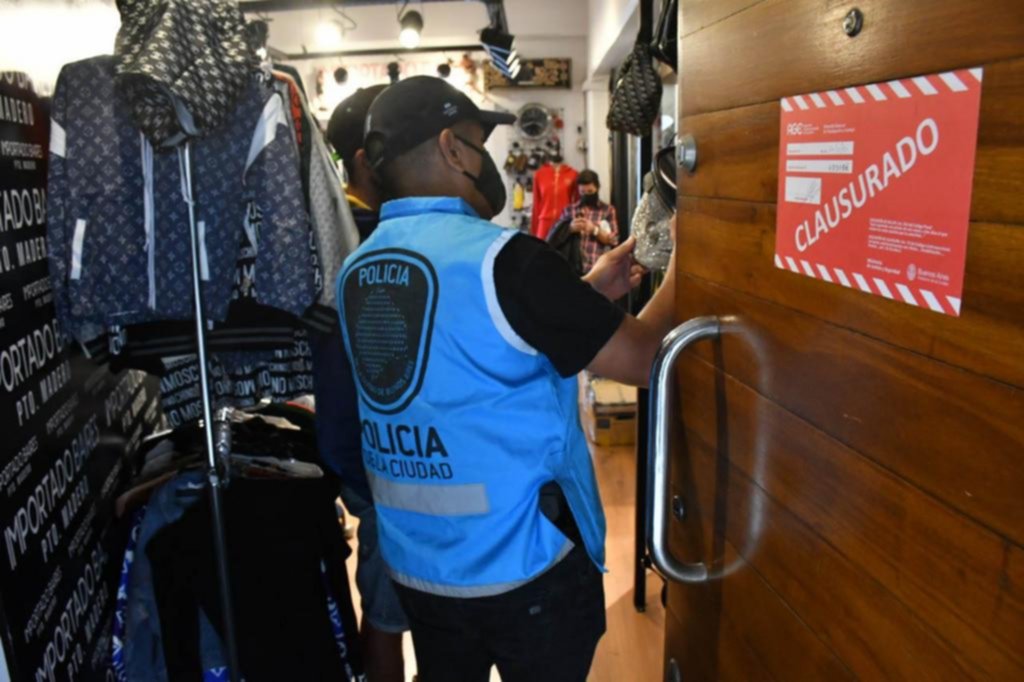 Allanan showroom de ropa trucha que promocionaban futbolistas y famosos