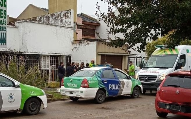 Horror en Berisso: murió un hombre y su padre en sillas de ruedas estuvo varios días junto al cuerpo