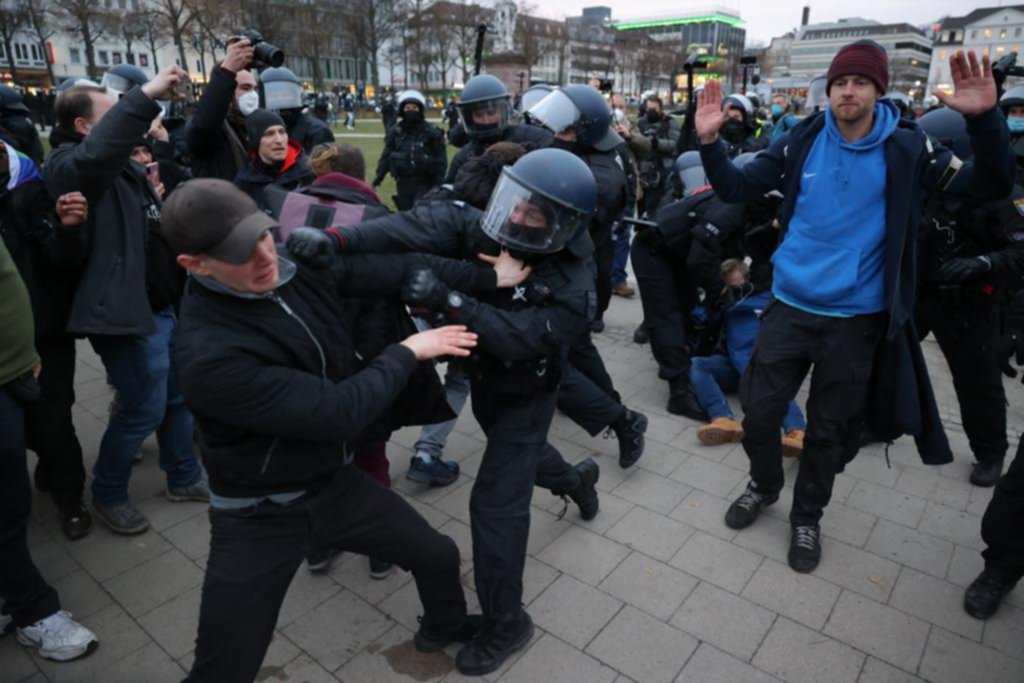 Protestas y enfrentamientos por las restricciones antiCOVID en Europa