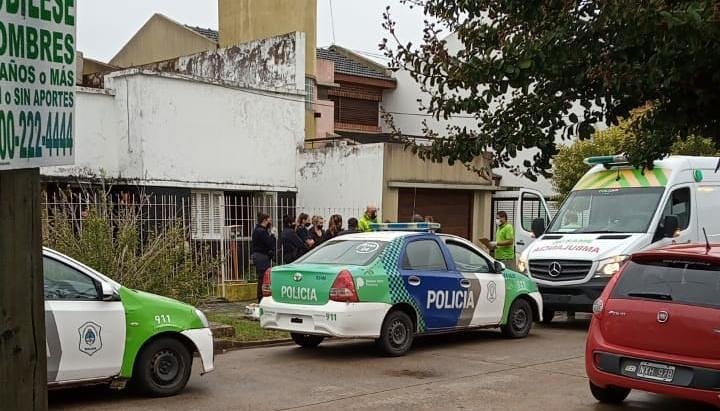 En silla de ruedas, convivió con el cuerpo de su hijo varios días