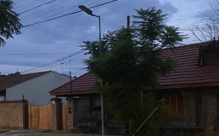 Una calle de City Bell devenida en  una "boca de lobo"