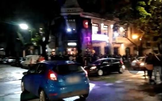 Descontrol y clausura en La Plata Soho: desborde de gente, ruidos molestos, luminarias destrozadas