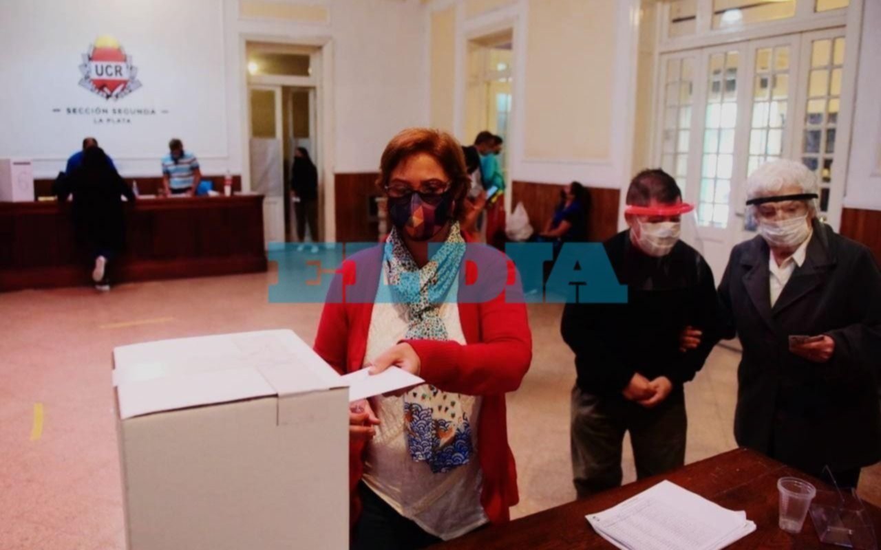 Con normalidad y a buen ritmo los comicios internos del radicalismo en La Plata