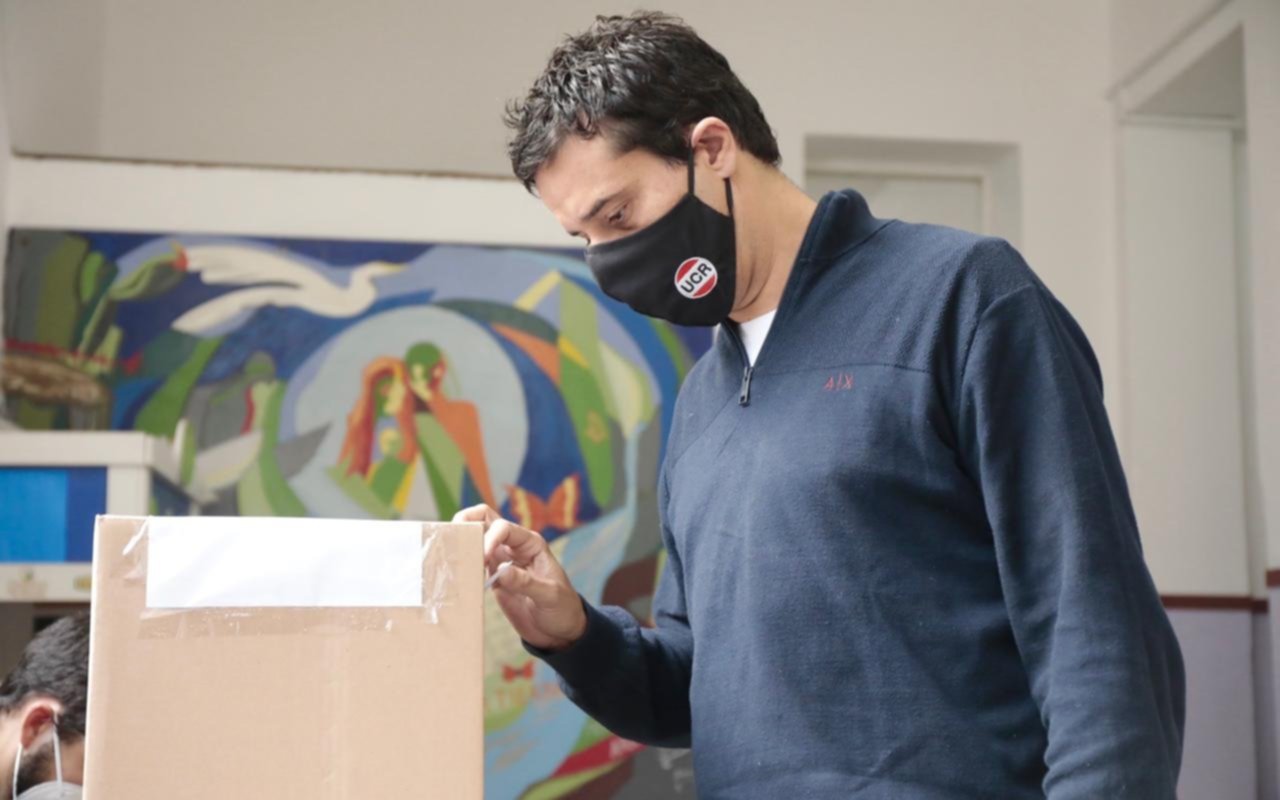 Abad: "Volví a la escuela de mi infancia a poner un voto para el futuro de mi partido y de la Argentina"