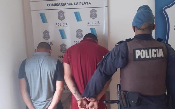 Atraparon a dos ladrones en 17 y 51 cuando estaban por sacarle el celular a un joven