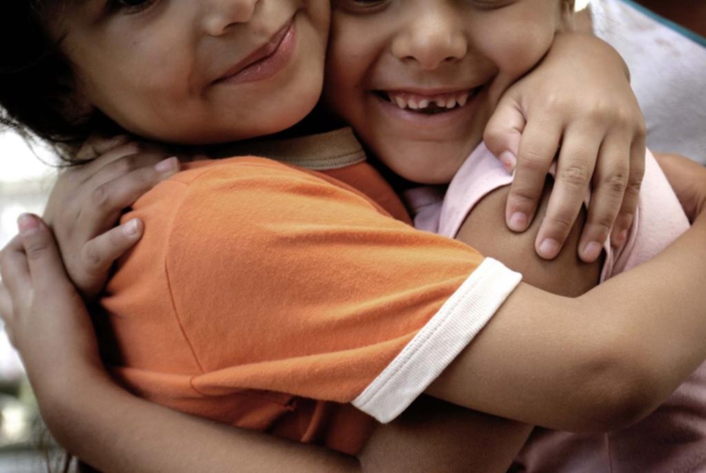 Más de mil niños esperan que se les permita ser adoptados