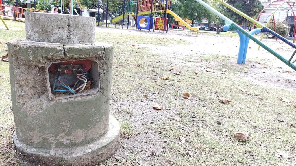 Cables expuestos en la plaza Islas Malvinas