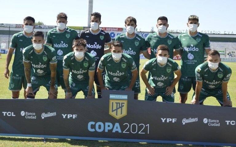 La difícil semana de Sarmiento, los mensajes y la foto del equipo con barbijo