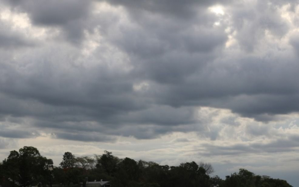 Cielo gris, probables chaparrones y 27º en La Plata: ¿Hasta cuándo siguen las lluvias?