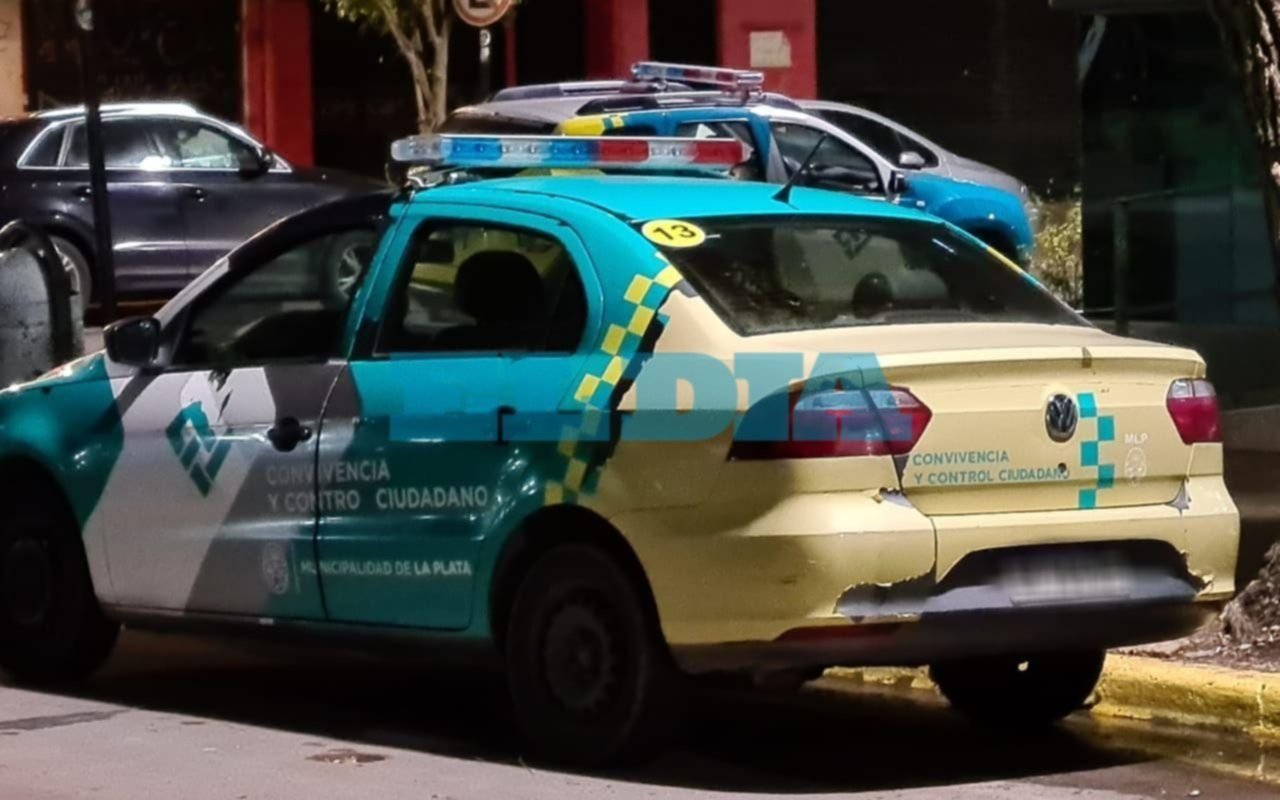 Lo multaron y ahora recorre la Ciudad "cazando" móviles de Control Urbano mal estacionados