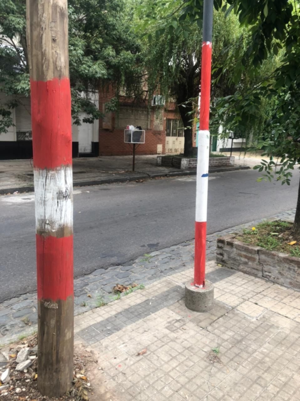 Pintaron postes y cestos con colores de un club y a los vecinos no les gustó