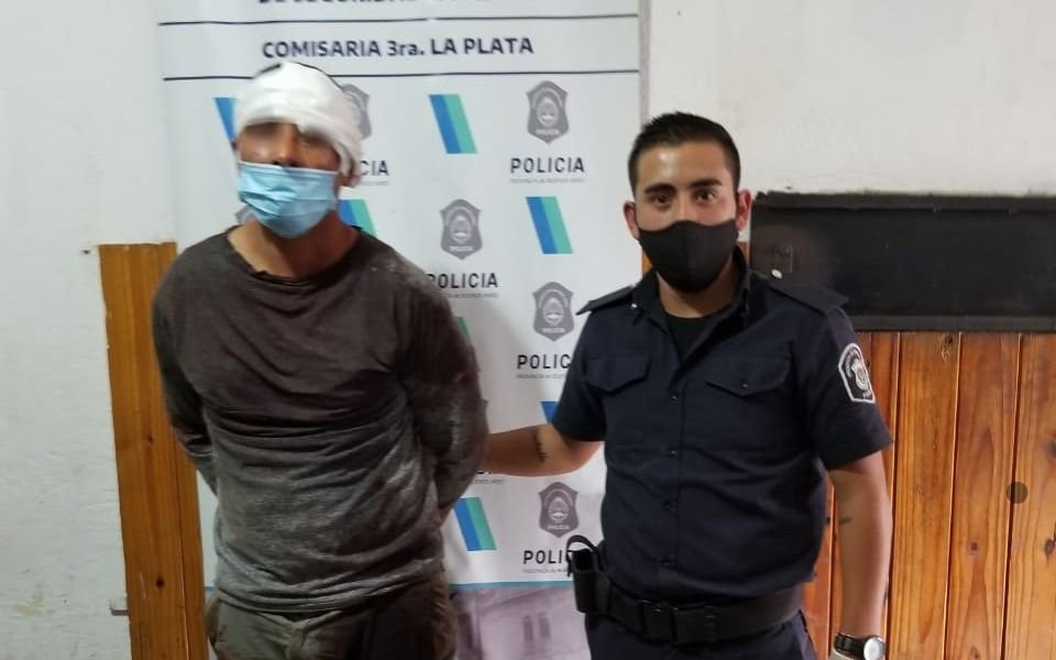 Los Hornos: regresó a su casa, encontró a dos ladrones revolviéndole todo y le partió una llave francesa en la cabeza a uno