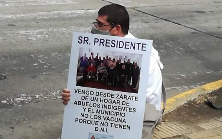 Protesta frente a la quinta de Olivos para que vacunen a un grupo de abuelos