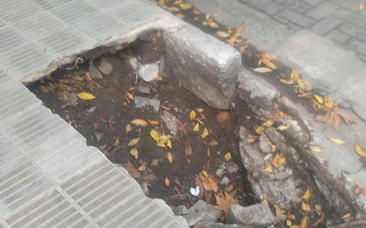 Alertan por un pozo peligroso en la esquina de 5 y 51