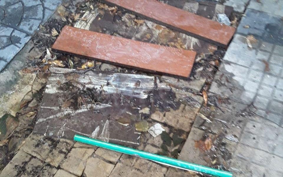 Cañería rota y vereda destruida en el Centro