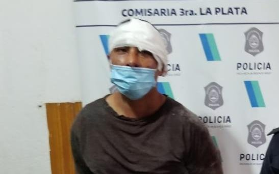 Con una llave francesa, un vecino de Los Hornos resistió un intento de robo