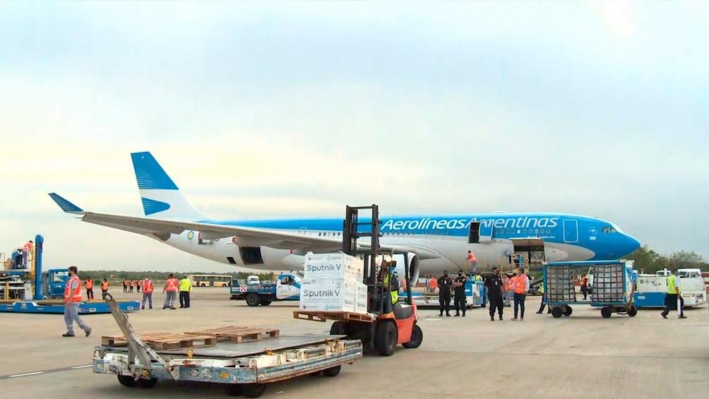 Aterrizó desde Moscú el vuelo con 500 mil dosis de la vacuna Sputnik V