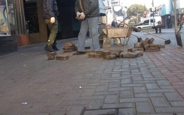 Continúa la reparación de veredas en Peatonal Rivadavia
