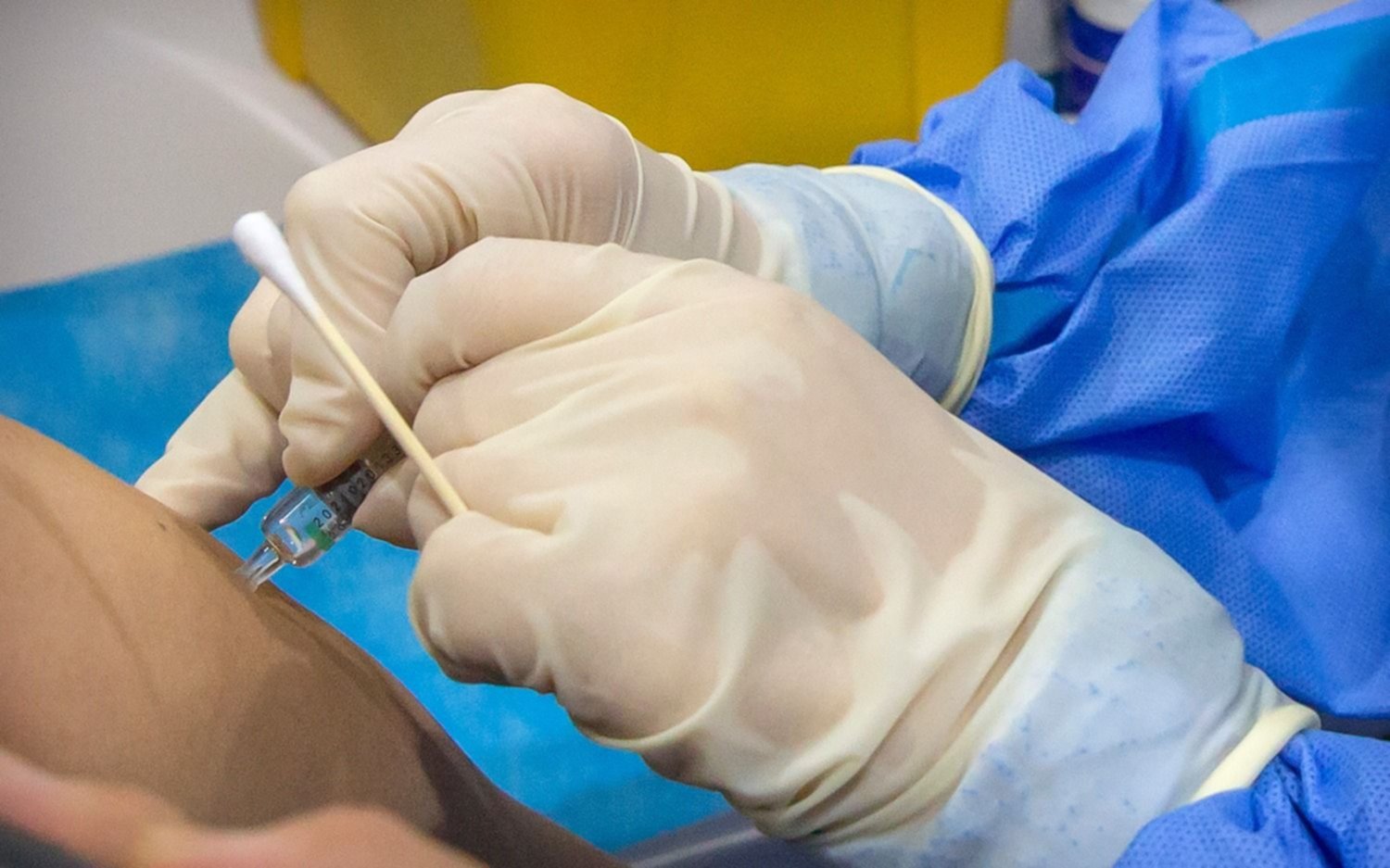 Aseguran que una de las vacunas contra el coronavirus es "eficaz y segura" en menores de 17 años