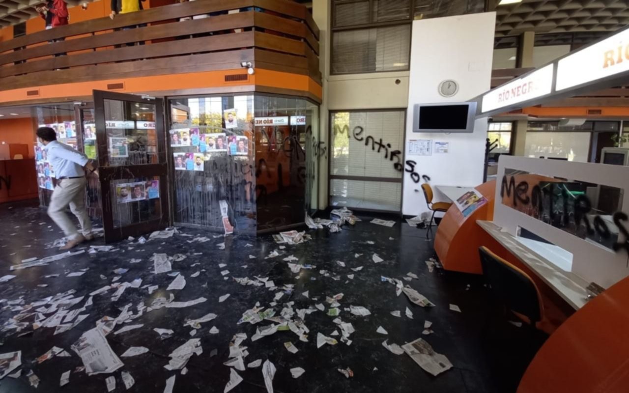 Violento ataque y destrozos en la redacción del diario Río Negro: condena de la SIP