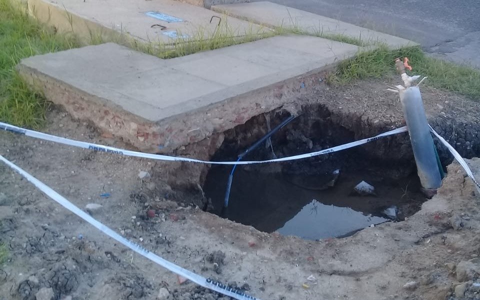 En 134 y 531 conviven con un peligroso pozo hace casi un año