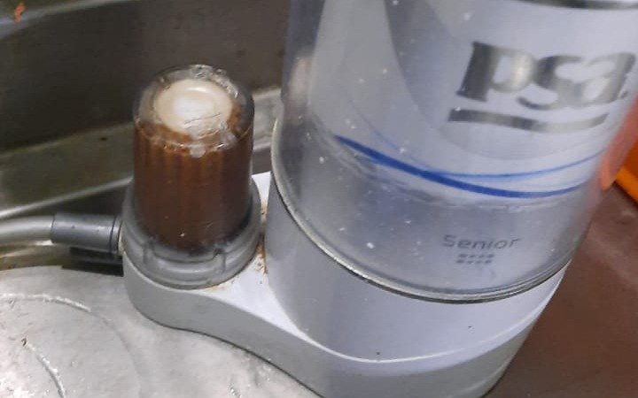 "El filtro queda sucio en tres días": nuevas quejas por la turbiedad del agua en la Ciudad