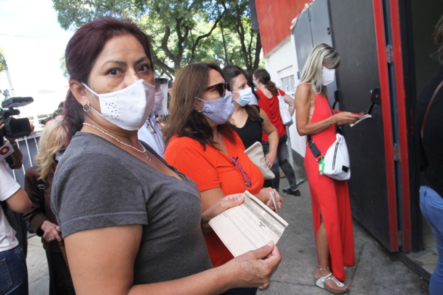 Malestar y quejas en la puerta del Monumental por falta de vacunas: admiten un "error"