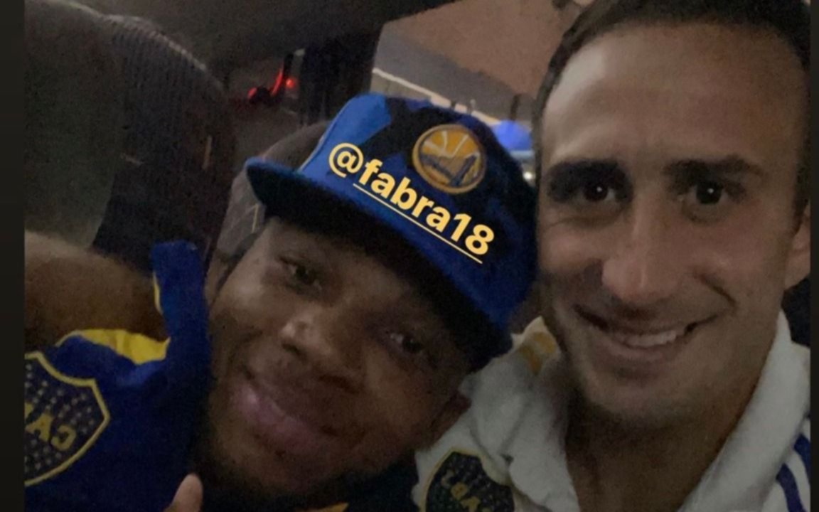 Izquierdoz publicó una foto con Fabra y dijo: "Acá no ha pasado nada"