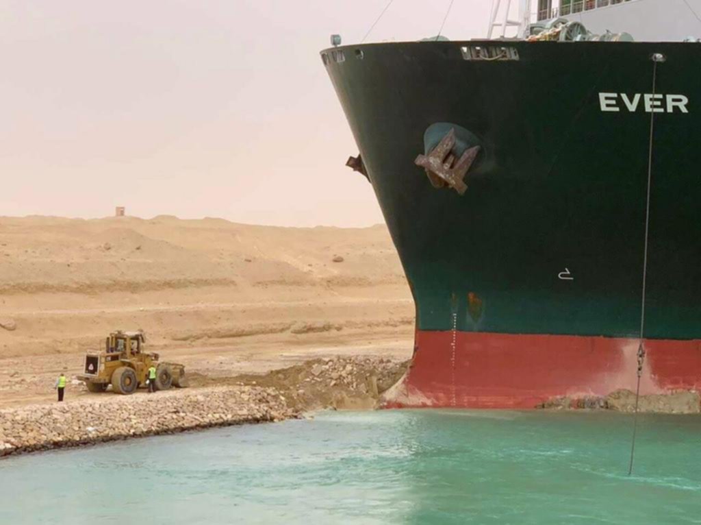 Un enorme buque de carga encalló y bloqueó el transitado canal de Suez