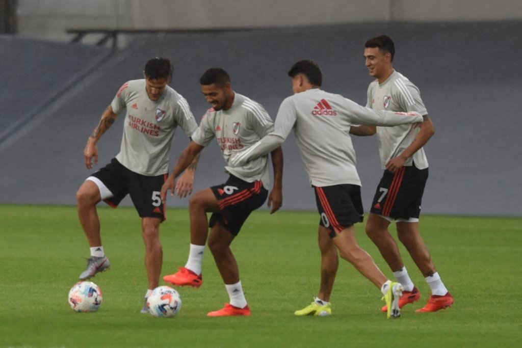 Gallardo tiene una duda en el once que recibirá a Racing