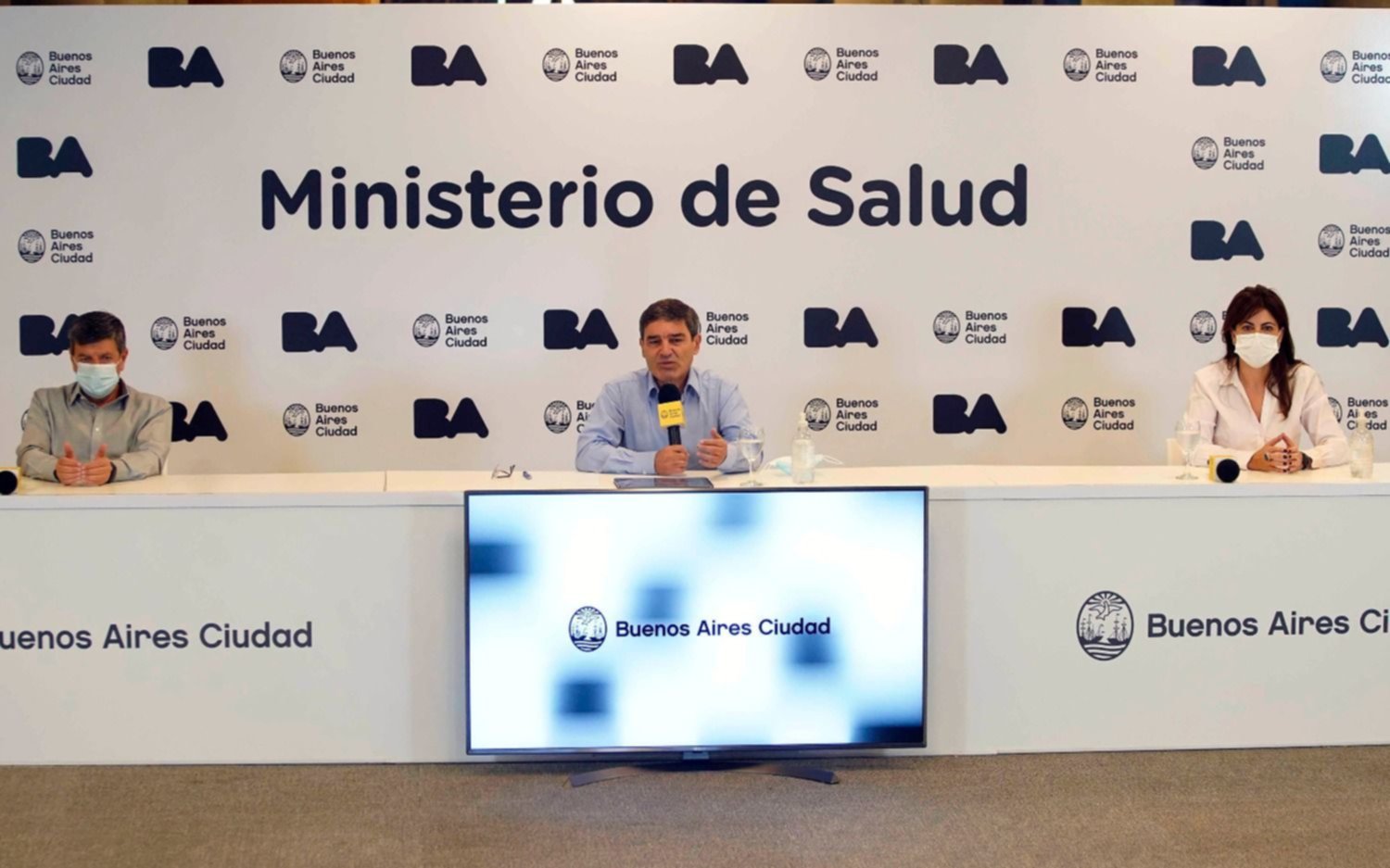 Quirós habló de la "segunda ola" y respaldó la postergación de la segunda dosis