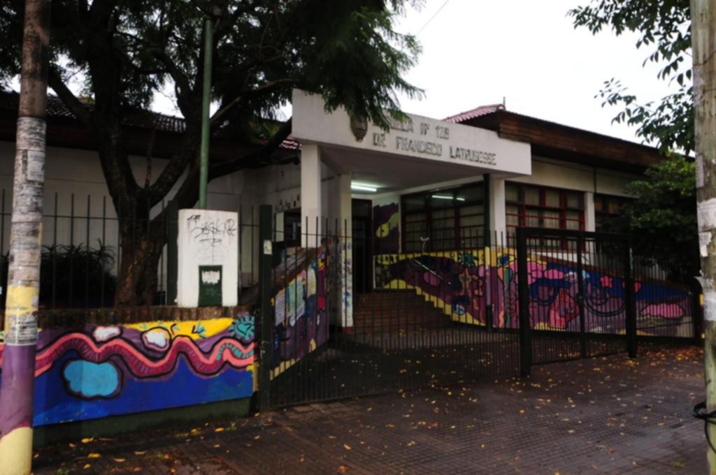 Padres y alumnos piden el regreso a las aulas en la Escuela Primaria 126