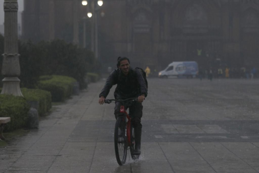 Las lluvias coparon la Ciudad y llegaron para quedarse, al menos, hasta el domingo