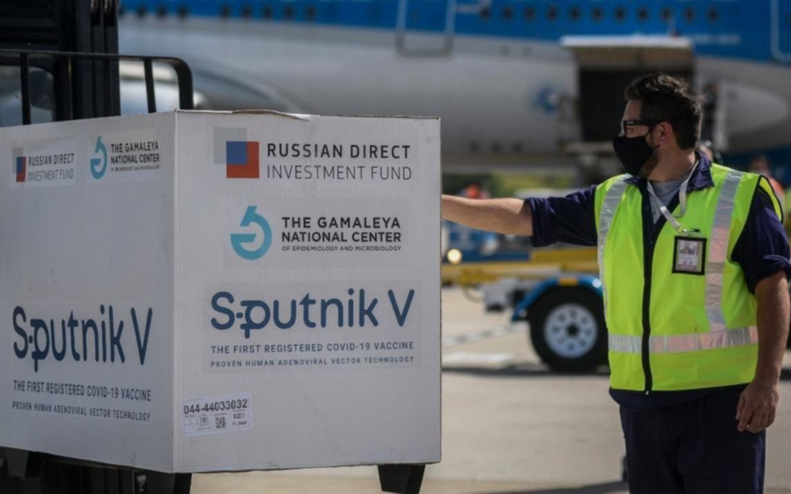 El avión que viene de Moscú trae 370 mil vacunas rusas