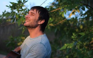 Seba Cayre pasó con su música folclórica por "La Peña de Juan Pablo"