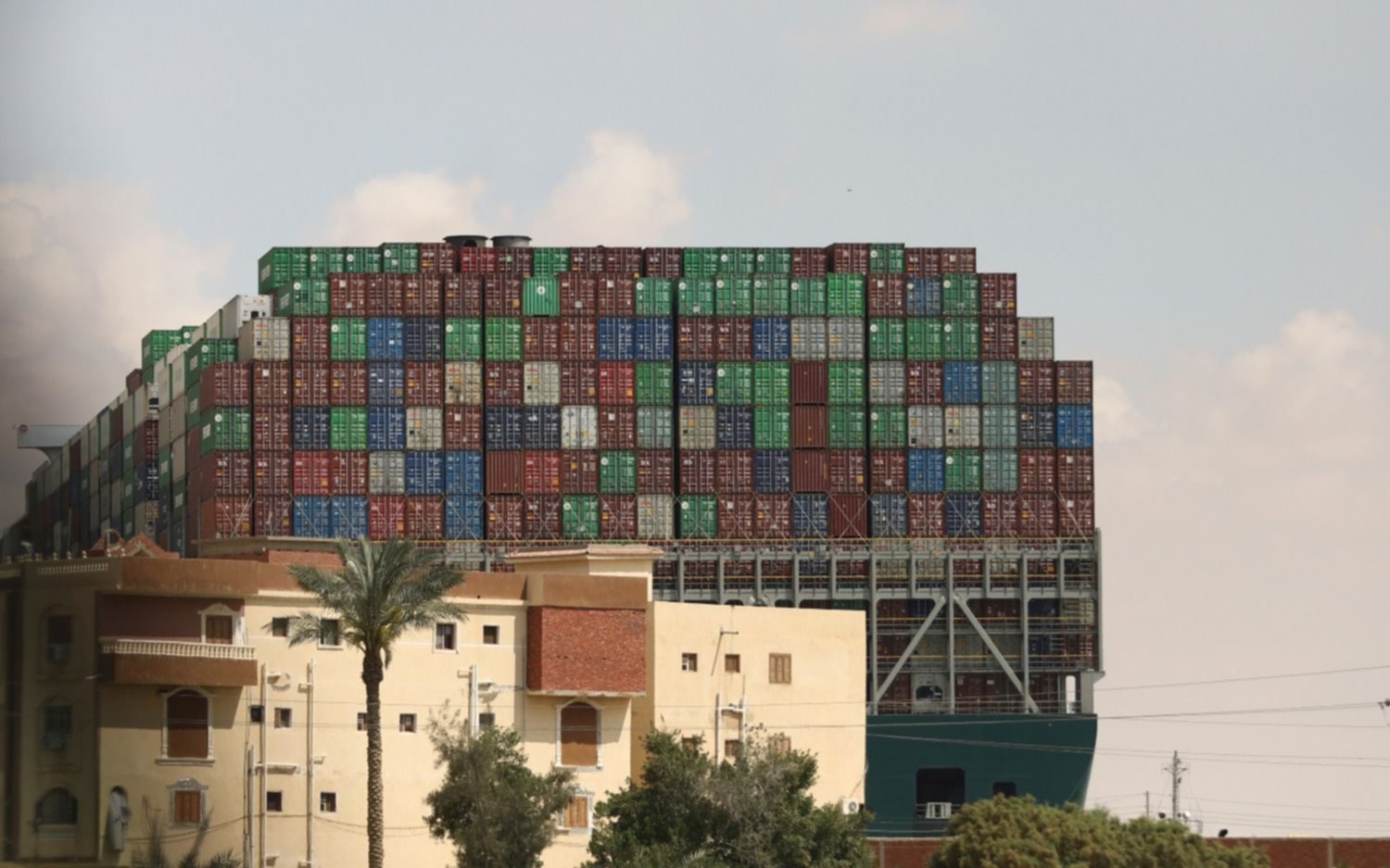  El canal de Suez sigue bloqueado por tercer día y más de 200 barcos esperan para cruzar