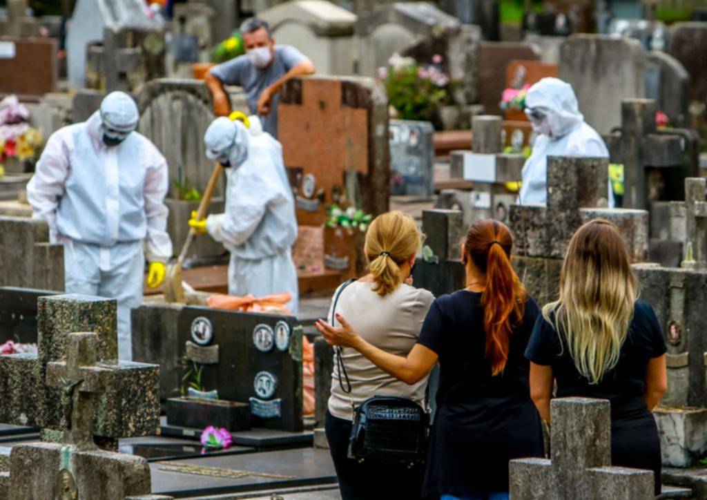 Nuevo récord de muertes en Brasil alarma a sus vecinos