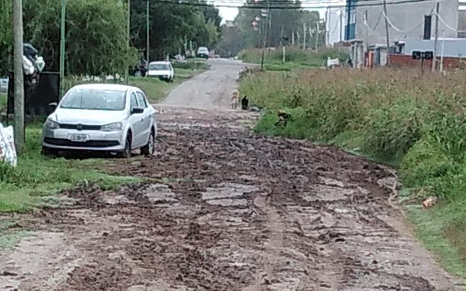 "Es un pantano": en 83 entre 28 y 29 aseguran que hace 15 años reclaman por asfalto