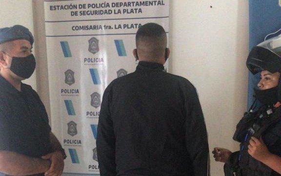 Detienen a un joven diagonal 74 y 49 que circulaba en una moto robada