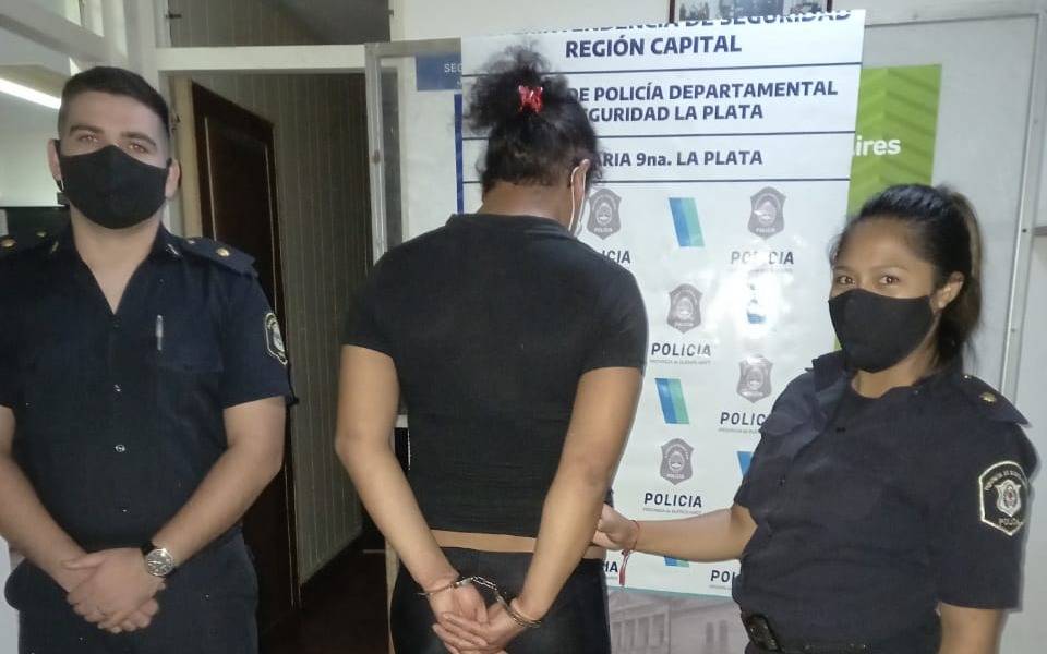 Zona Roja platense: policías de incógnitos detuvieron a una trans por comercialización de drogas