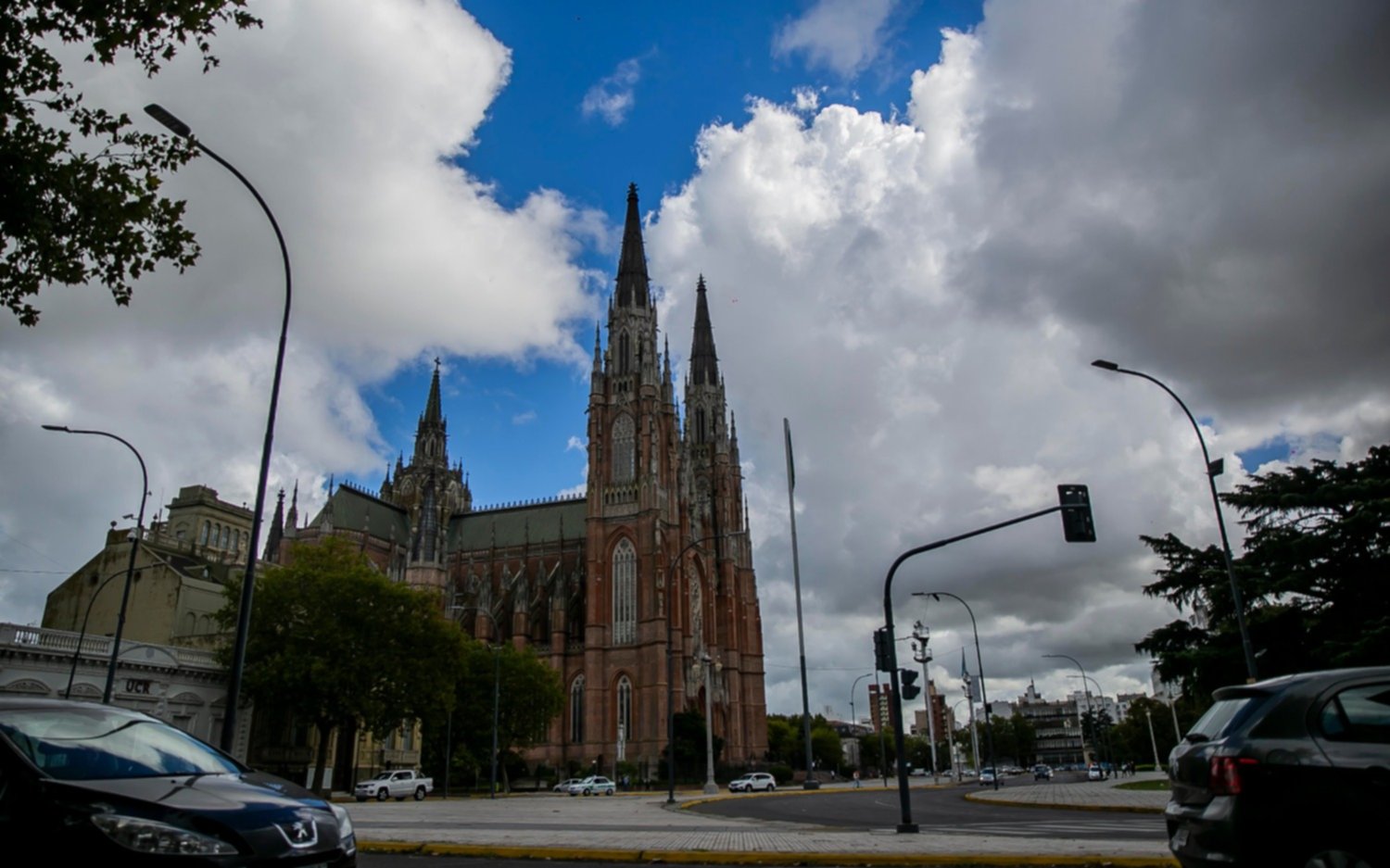 Sábado gris en La Plata: disminuyeron las probabilidades de lluvias intensas, pero la alerta continúa