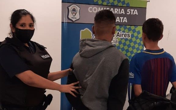 Frente al Hospital de Niños, detuvieron a un joven y un menor que robaban celulares con armas