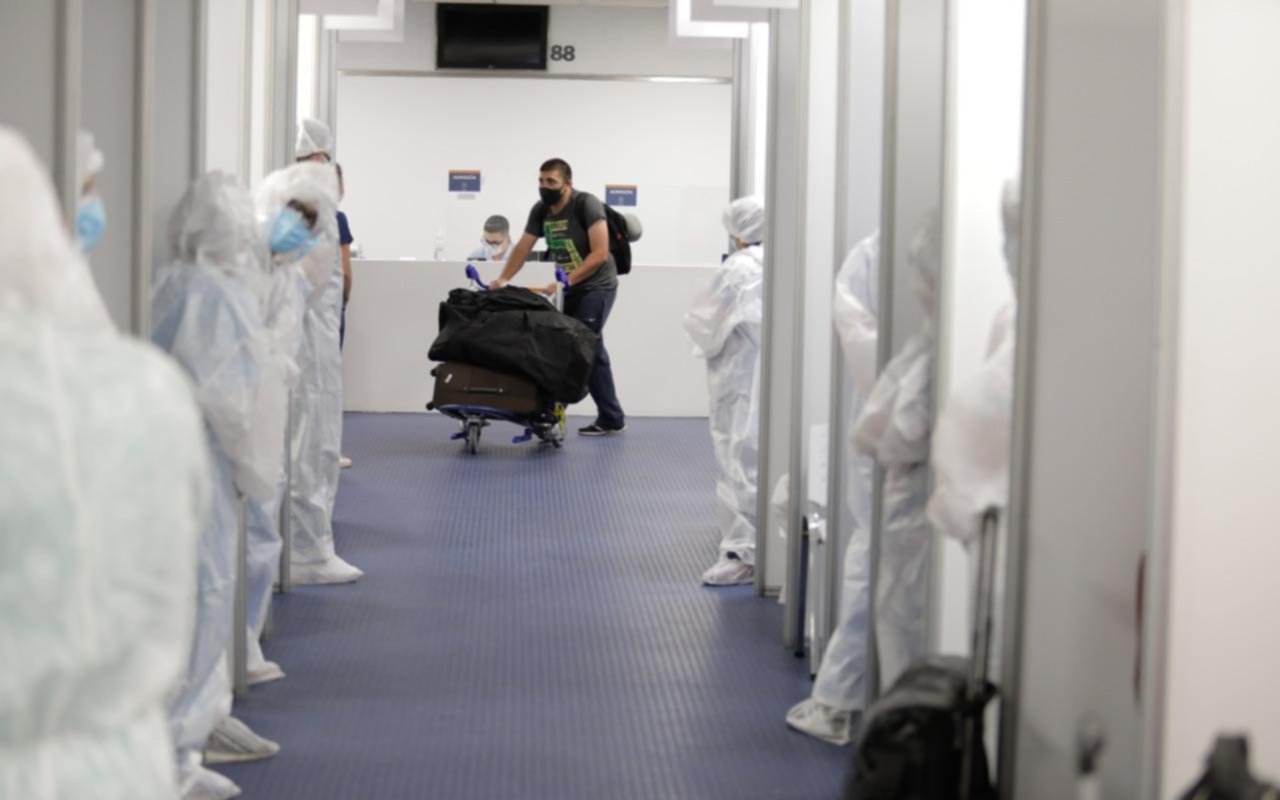 En Ezeiza empezaron a hisopar a todos los que llegan desde Brasil, México y Chile