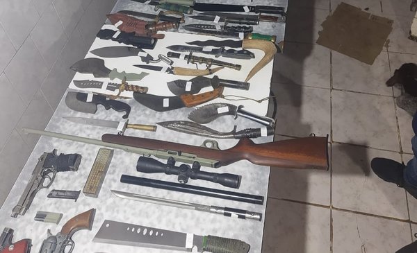 They raid a Brandsen country house and find an arsenal: carbine, pistol and 67 fist weapons