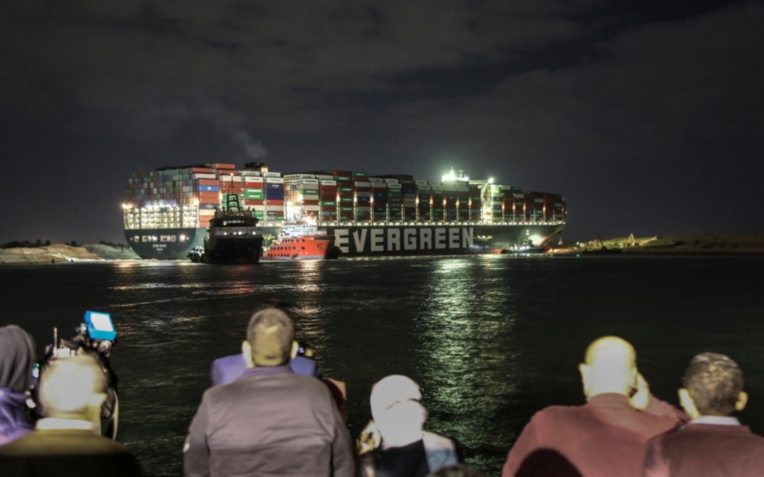 Buque encallado: más de 320 barcos esperan para atravesar el Canal de Suez