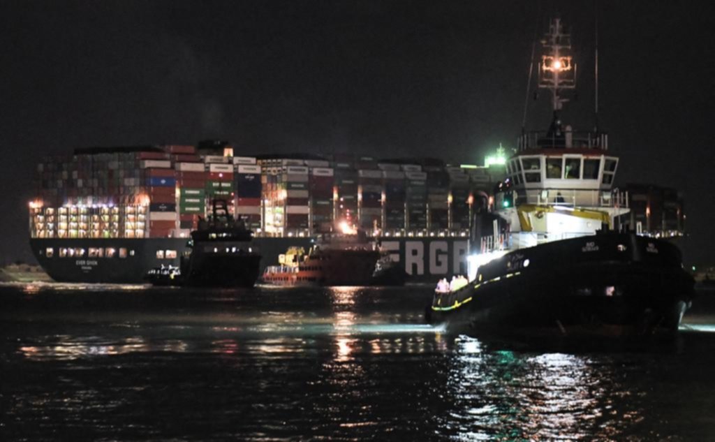 Serias complicaciones por el barco atascado en el Canal de Suez